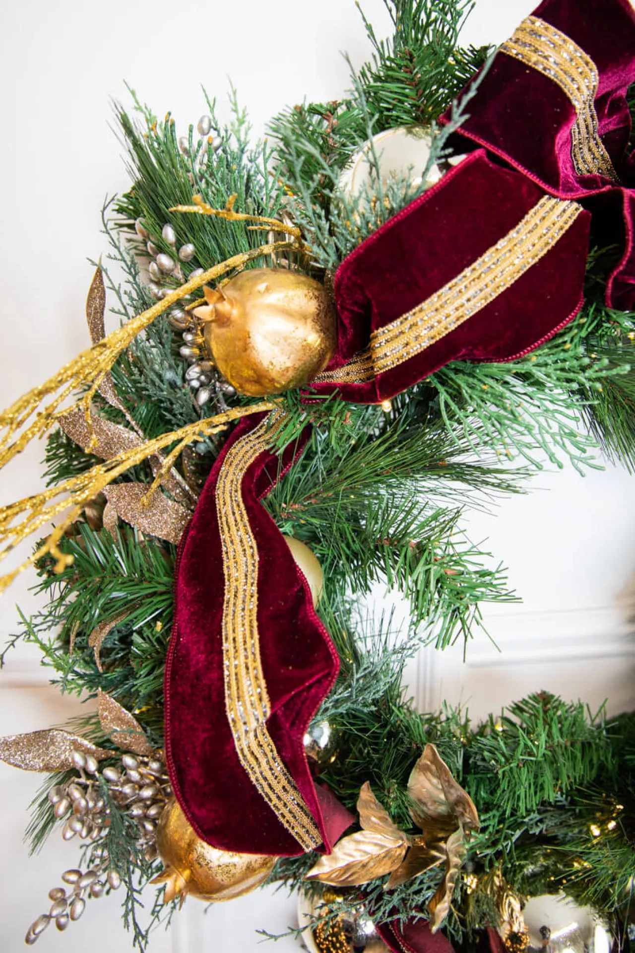 Best 30” Cordless Prelit Crimson & Gold Holiday Wreath Christmas Wreaths